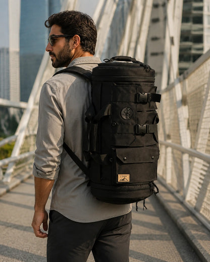 Traveler wearing the black Oxford travel bag as a backpack in the city