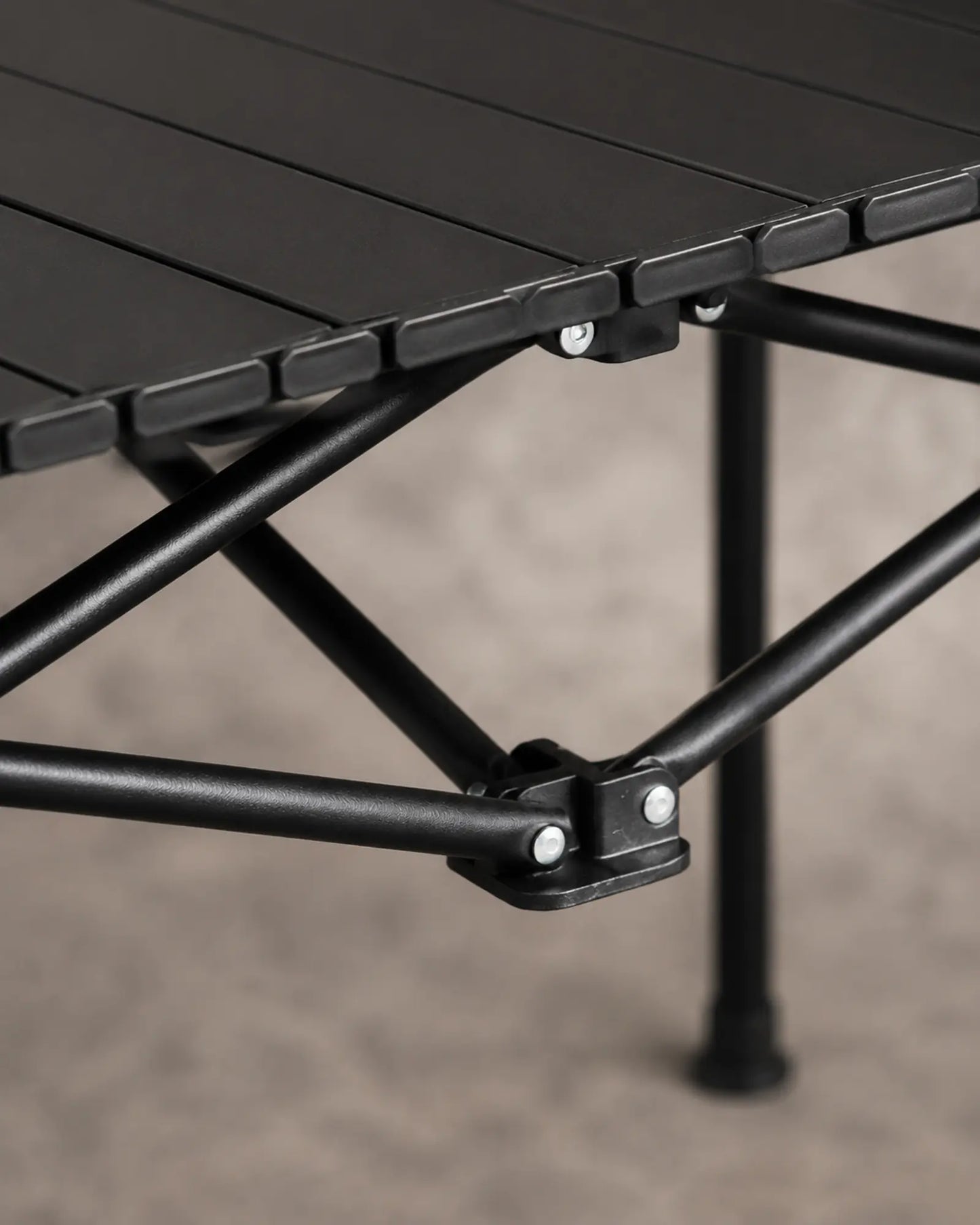 Close-up of the table frame pivot and black roll-up slat edge