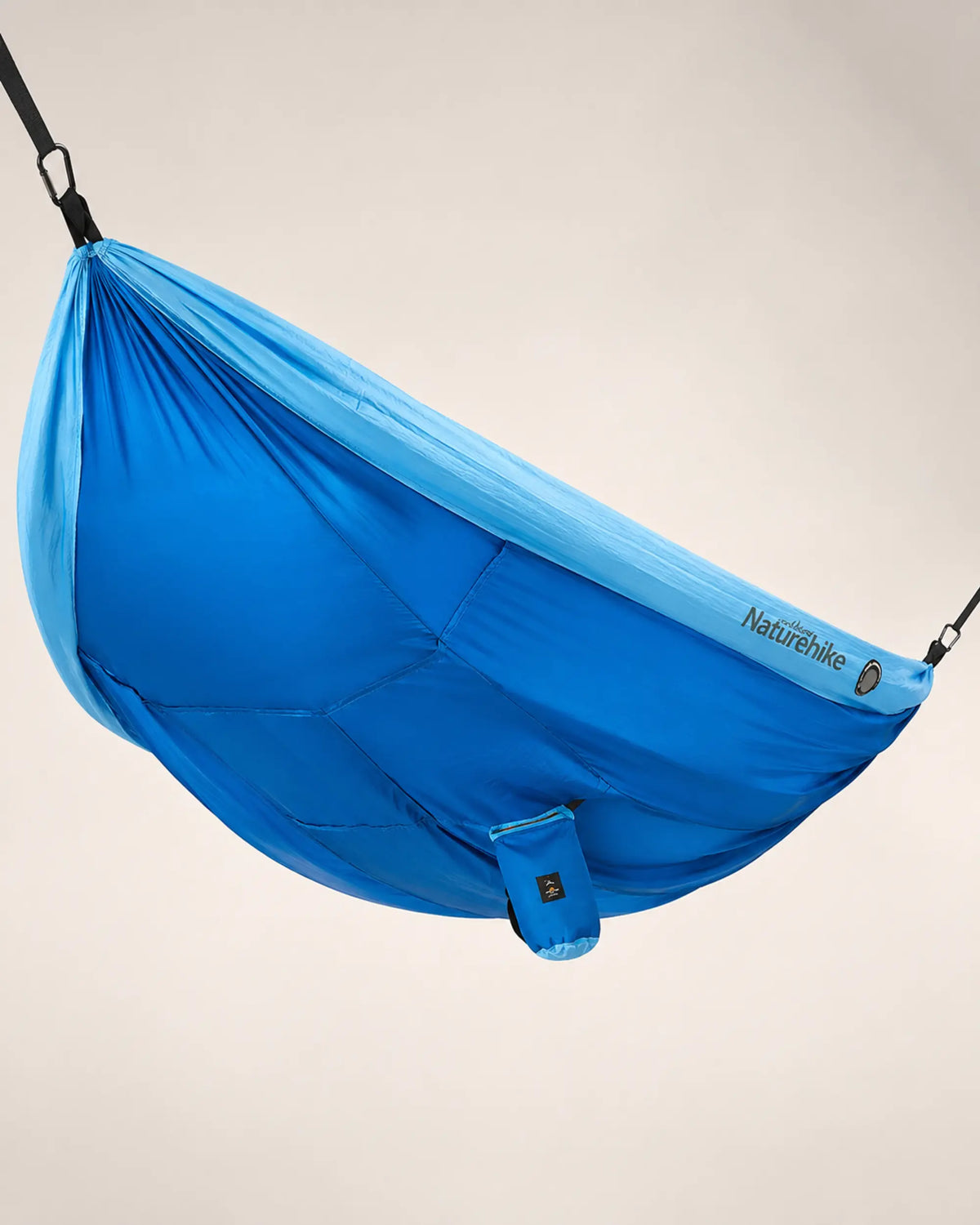 Underside construction and reinforced seams of the blue camping hammock